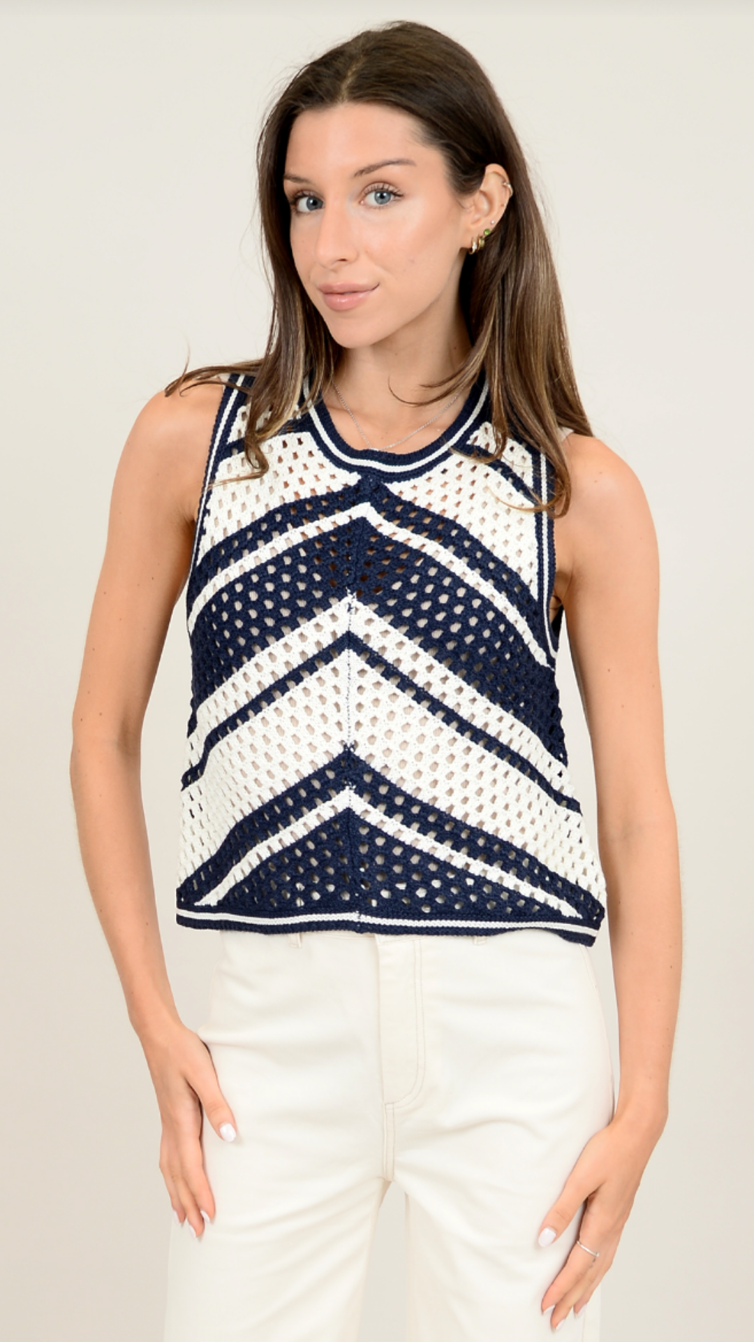 Sleeveless Knit Navy And White Pullover
