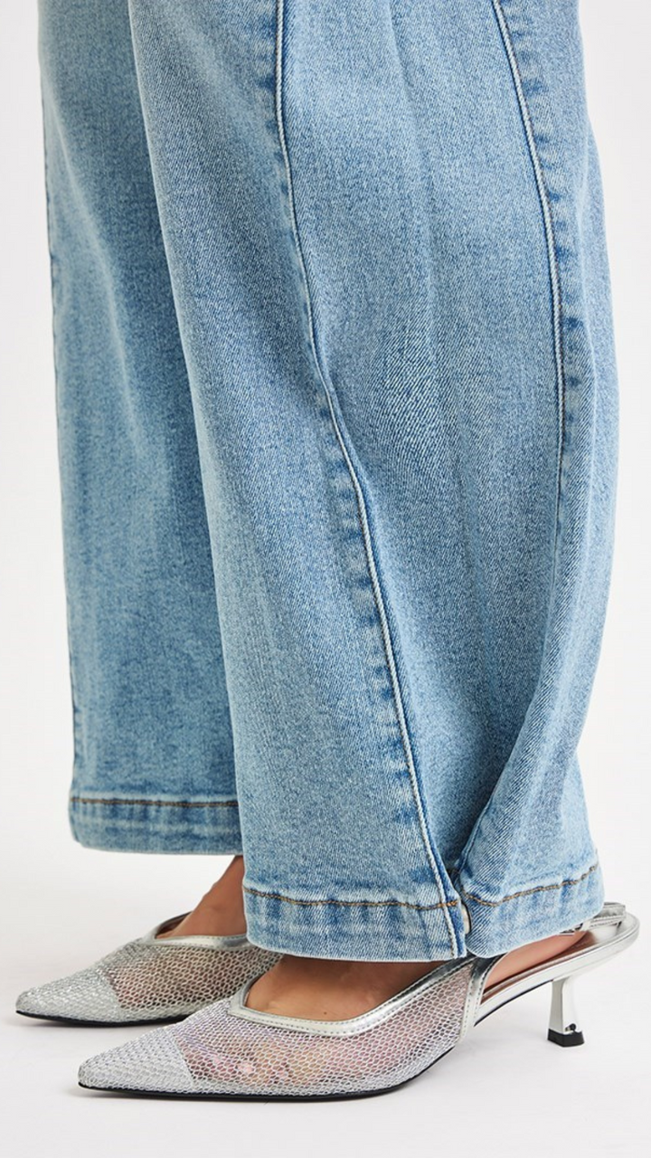 Mid Rise Light Wash Wide And Barrel Jeans